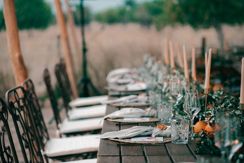 Decoración de mesa para boda al aire libre con velas y detalles naturales